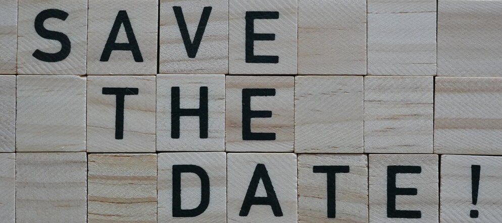 Mit Holzbuchstaben gelegt: Save the Date