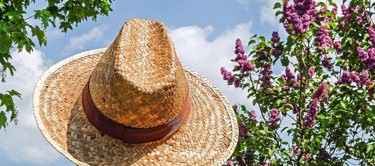 Rückenansicht: Mensch, der einen Strohhut trägt