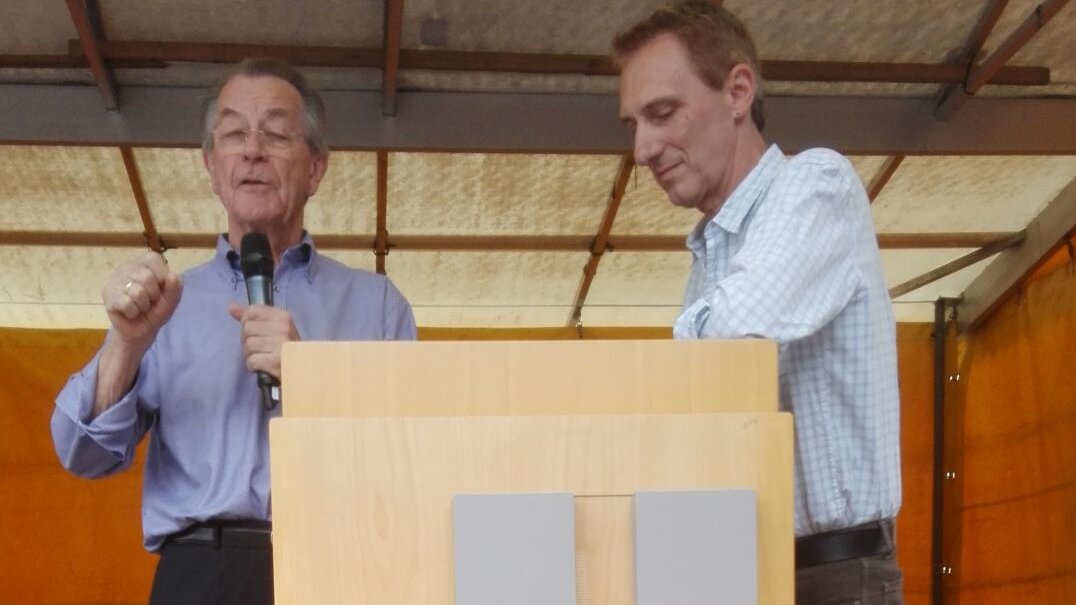 Auf diesem Foto ist Franz Müntefering zu sehen. Er steht an einem Pult und hält eine Rede. 