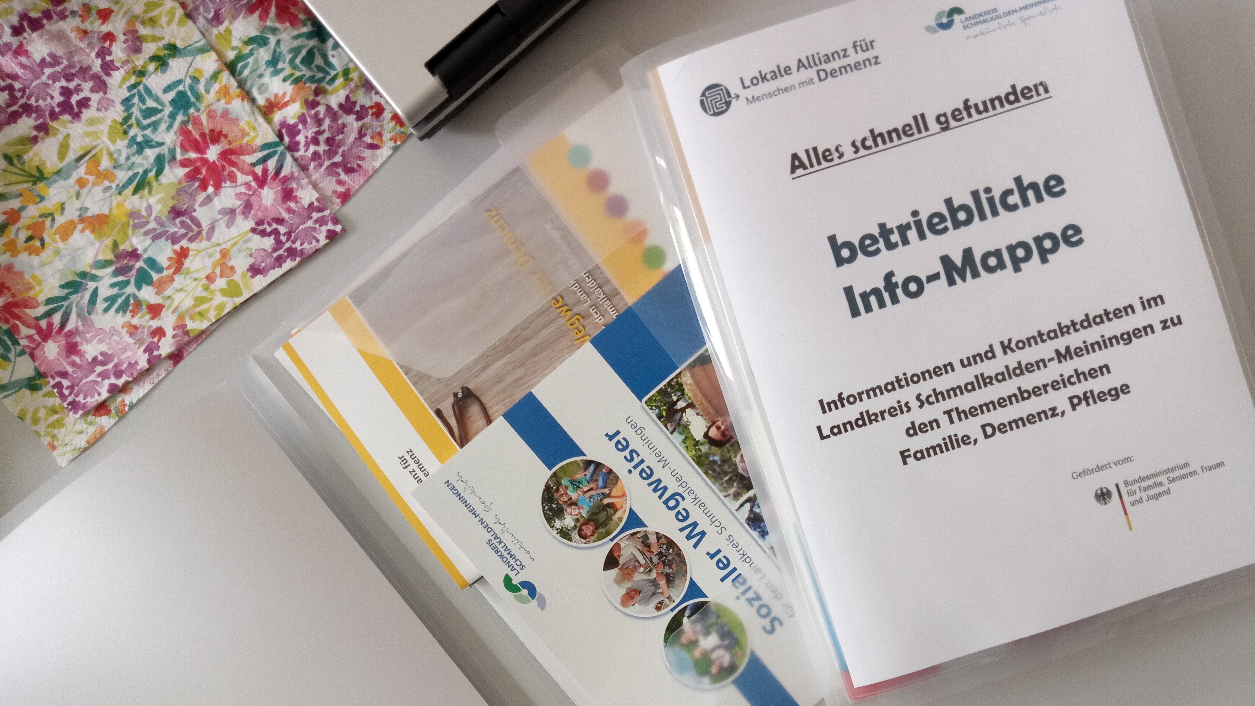 Foto: Ansicht von oben: Informationsmappen, die auf einem Tisch liegen