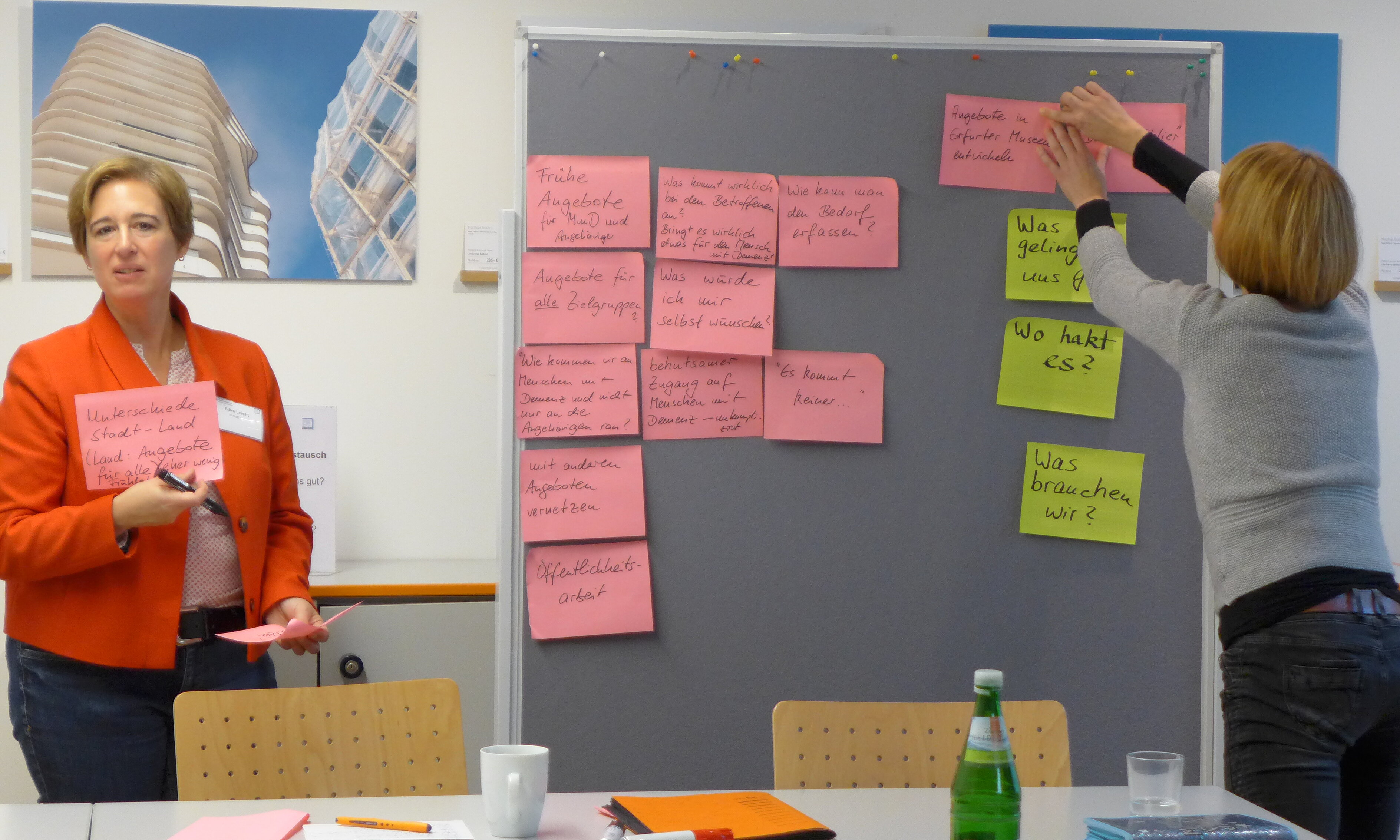 Schlussrunde und Ausblick: Silke Leicht, BAGSO e.V. | © BAGSO Auf diesem Bild sind Frau Leicht und eine weitere Dame zu sehen. Hier werden Post Its an eine Pinnwand gebracht