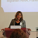 Auf diesem Bild trägt Frau Dr. Eskandari-Grünberg eine Präsentation vor