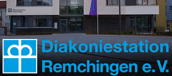 Ein Gebäude und das Logo der Diakoniestation Remchingen