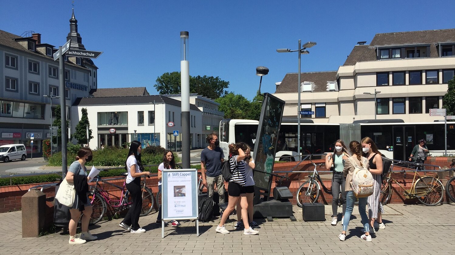 Foto: Schülerinnen und Schüler auf einem Platz in Lippstadt