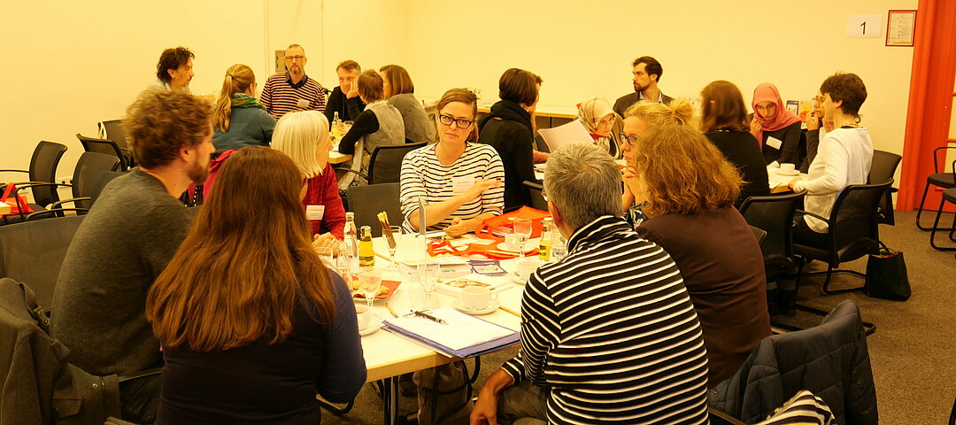 Austausch zum Thema Demenz und Migration in Tischgruppen