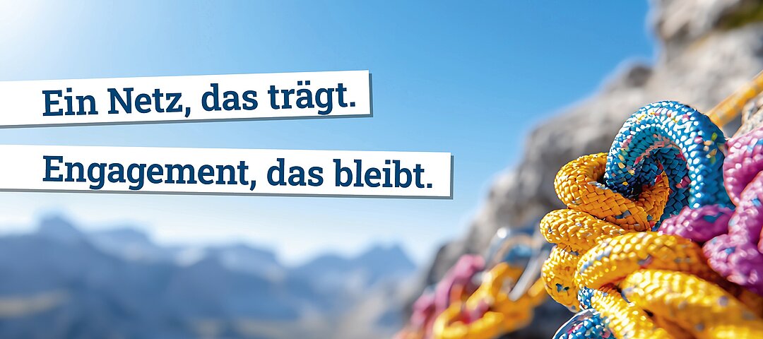© stock.adobe.com | KI-generiert Foto: Berglandschaft, im Vordergrund ist ein Knoten aus bunten Kletterseilen zu sehen