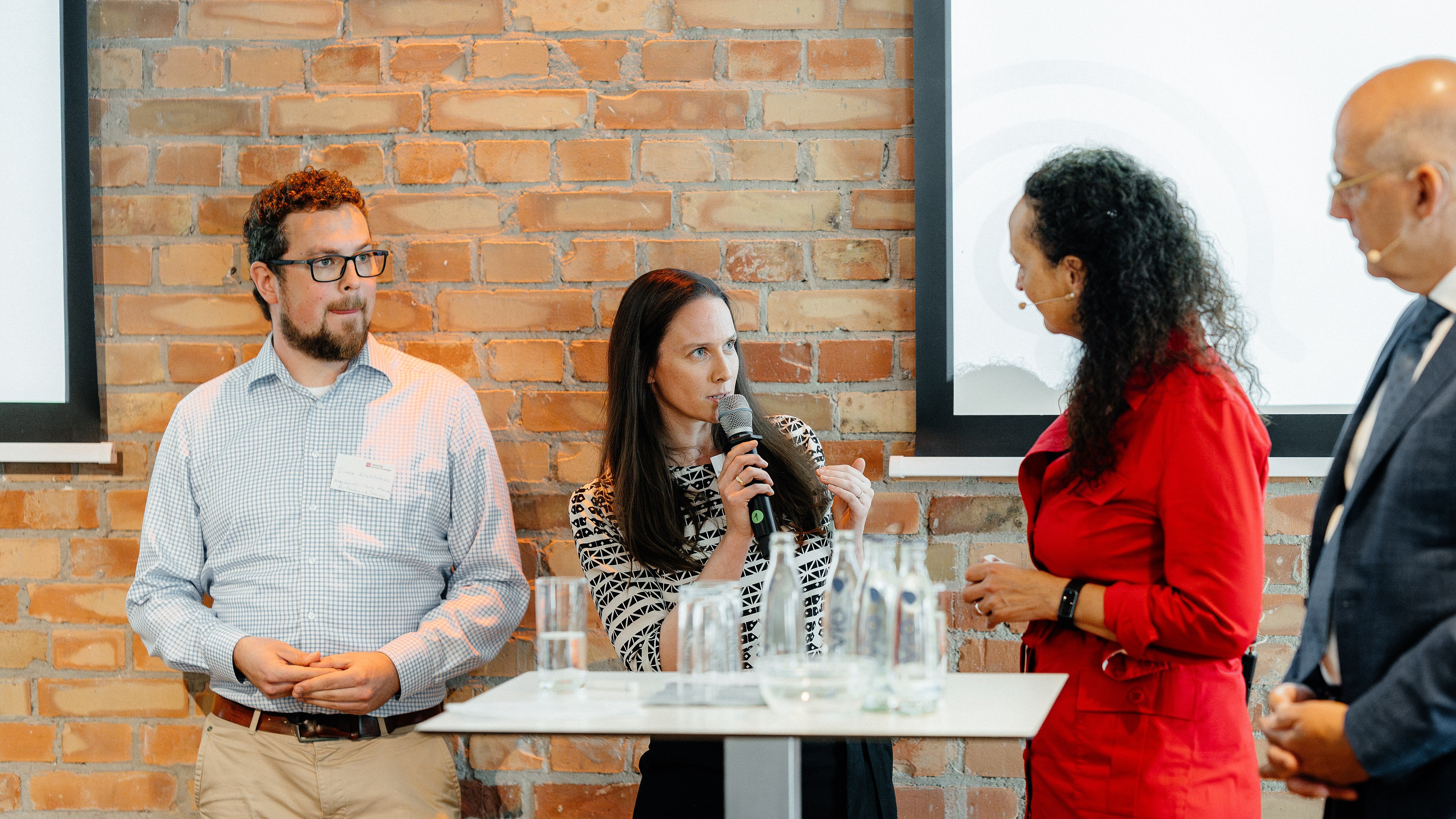Simon Konermann und Nadine Gold mit der Moderatorin im Gespräch 