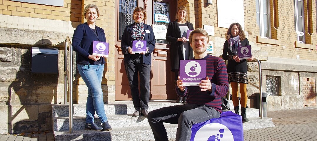 Foto: Verleihung der Demenzsensibel-Plakette an die Ernst-Abbe-Bücherei durch Mitglieder der Lokalen Allianz Jena