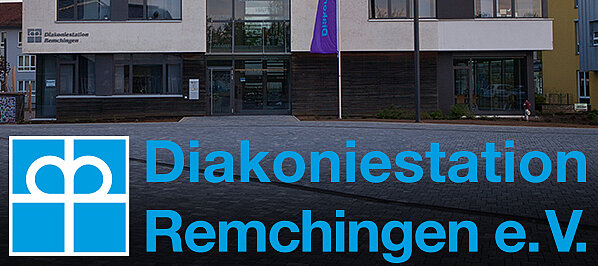 Foto: Ein Gebäude und das Logo der Diakoniestation Remchingen