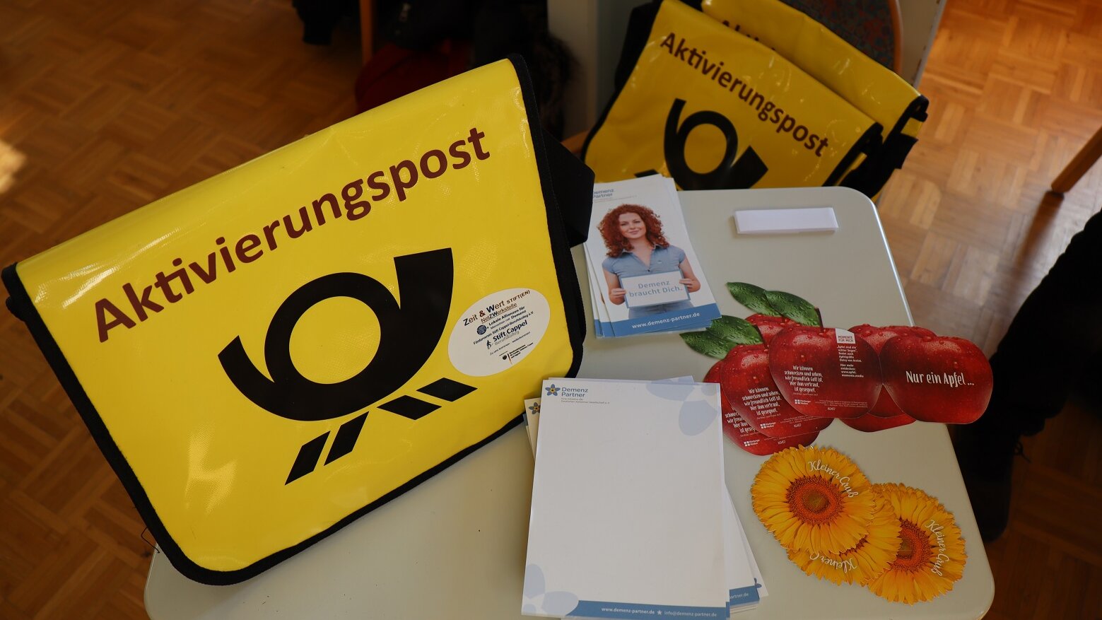 Foto: Posttasche und ausgewählte Materialien