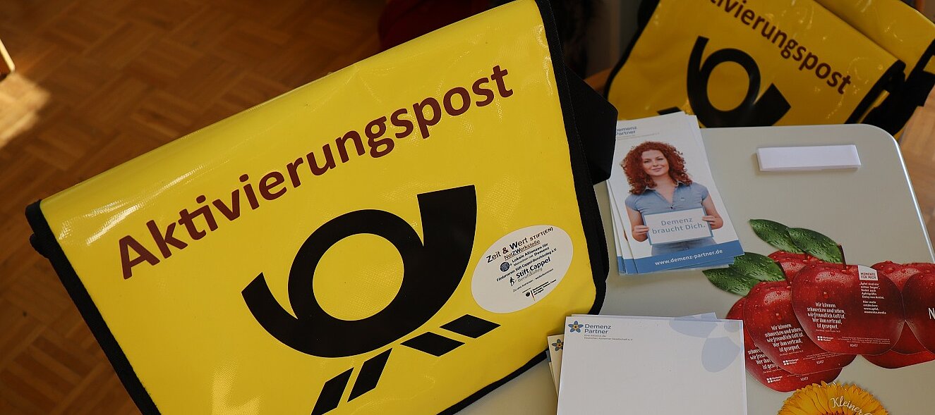 Foto: Posttasche und ausgewählte Materialien