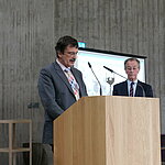 Prof. Dr. Theo Hartogh hält eine Laudatio, Franz Müntefering steht neben dem Rednerpult