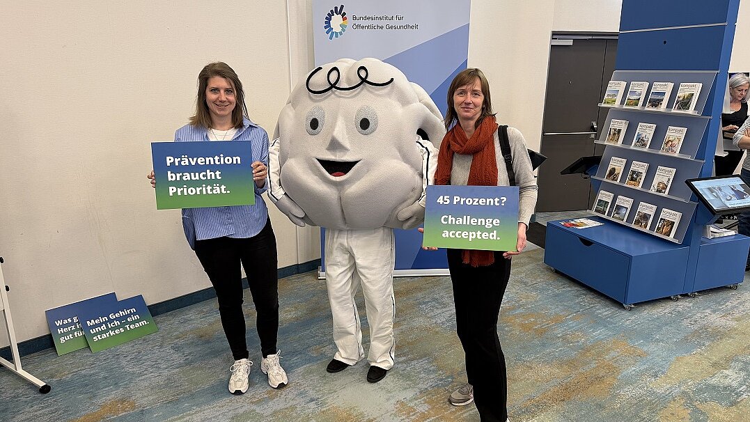 Alexandra Kasper, BIÖG-Maskottchen und Johanna te Kronnie vor BIÖG-RollUP