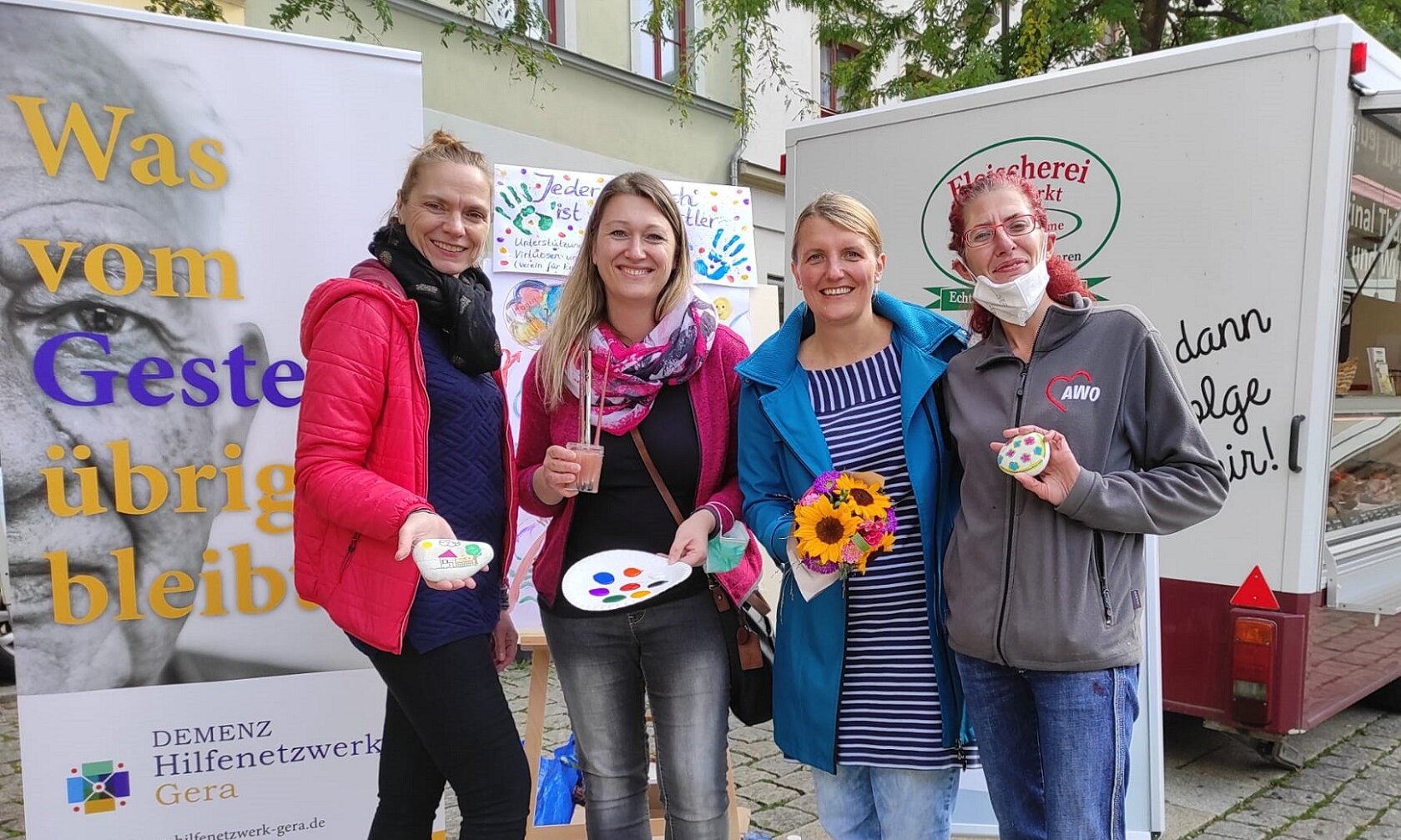 Beate Malinowsky, Jana Karl, Jule Rada und Antje Pelzel stehen auf dem Marktplatz in Gera. 