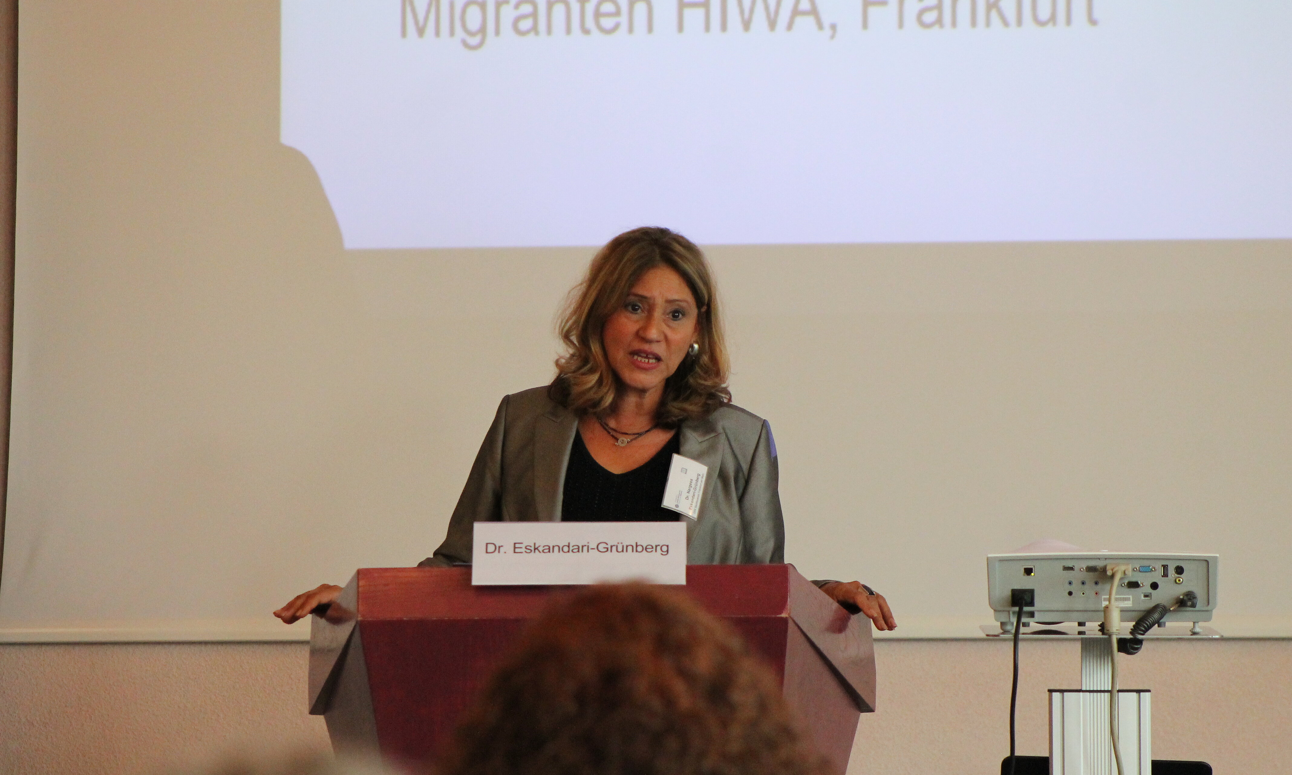 Dr. Nargess Eskandari-Grünberg, Leiterin der Beratungsstelle für ältere Migrantinnen und Migranten HIWA, Frankfurt | © BAGSO Auf diesem Bild trägt Frau Dr. Eskandari-Grünberg eine Präsentation vor