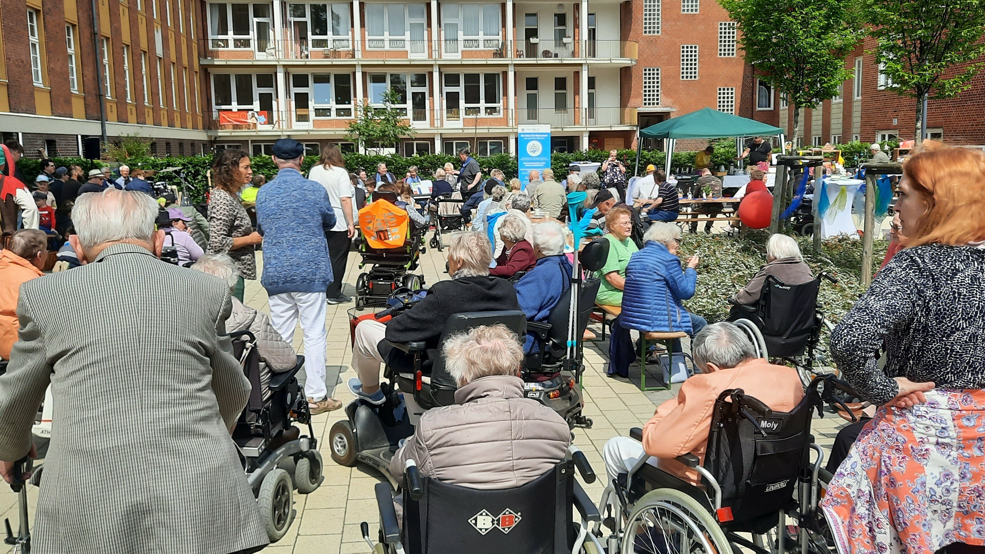 Vielen Menschen bei einem Gemeinsamen Singen der Möllner Goldkehlen