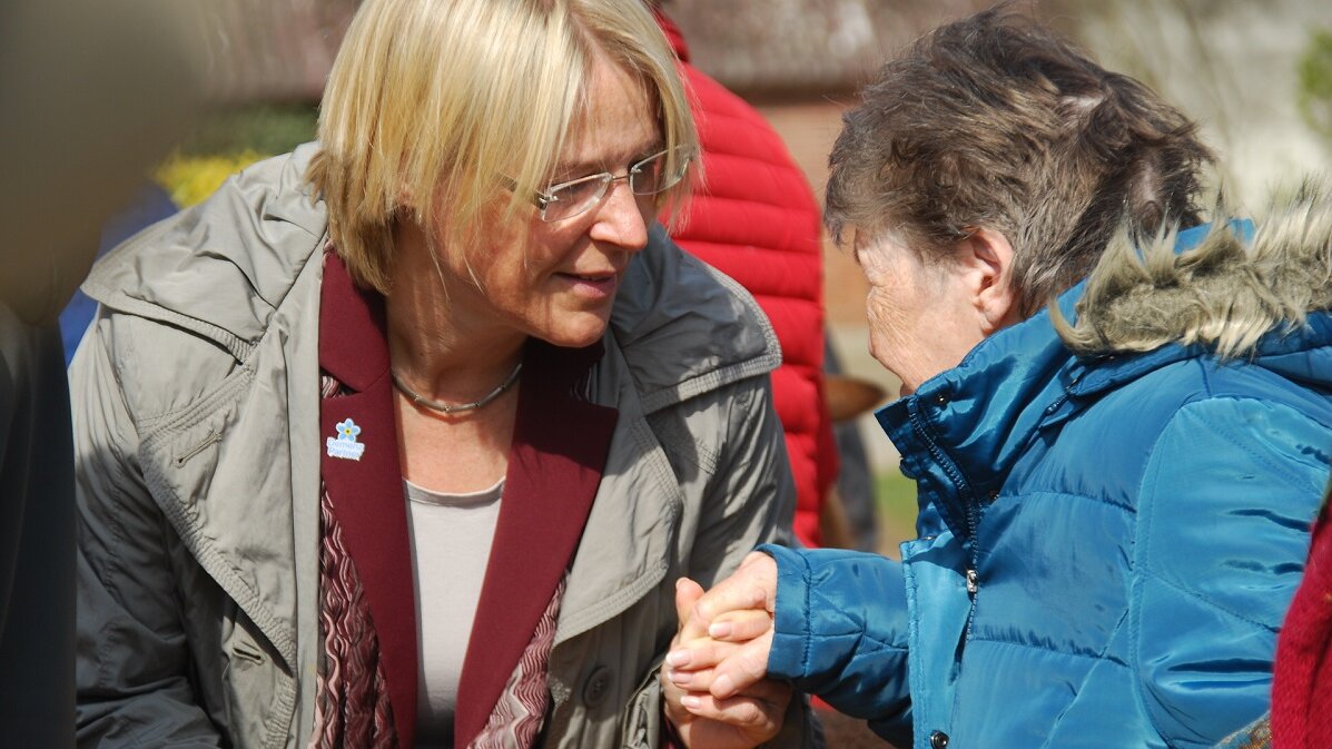 Kristin Alheit im Gespräch mit einer älteren Frau