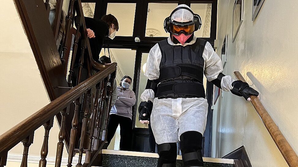 Alterssimulations-Training der Probandin Jacqueline Cruse. Hier: Treppen bewältigen Foto: Jacqueline Cruse im Alterssimulationsanzug auf der Treppe