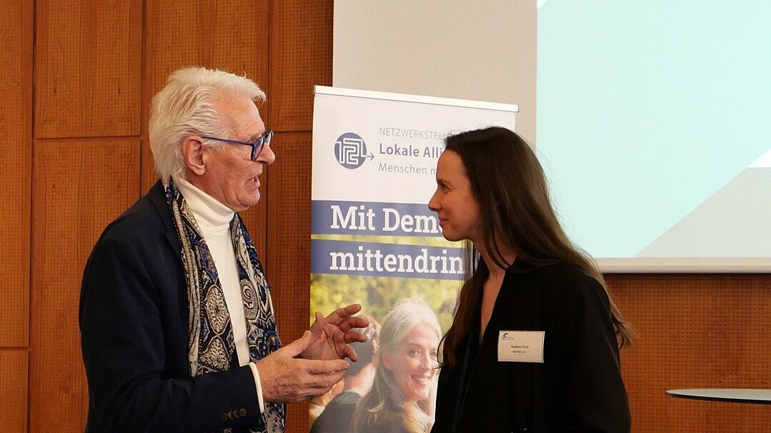 Hans-Jürgen Stritter (AWO Demenz-Allianz Marbach – Bottwartal) im Gespräch mit Nadine Gold (Projektleiterin der Netzwerkstelle "Lokale Allianzen für Menschen mit Demenz") 