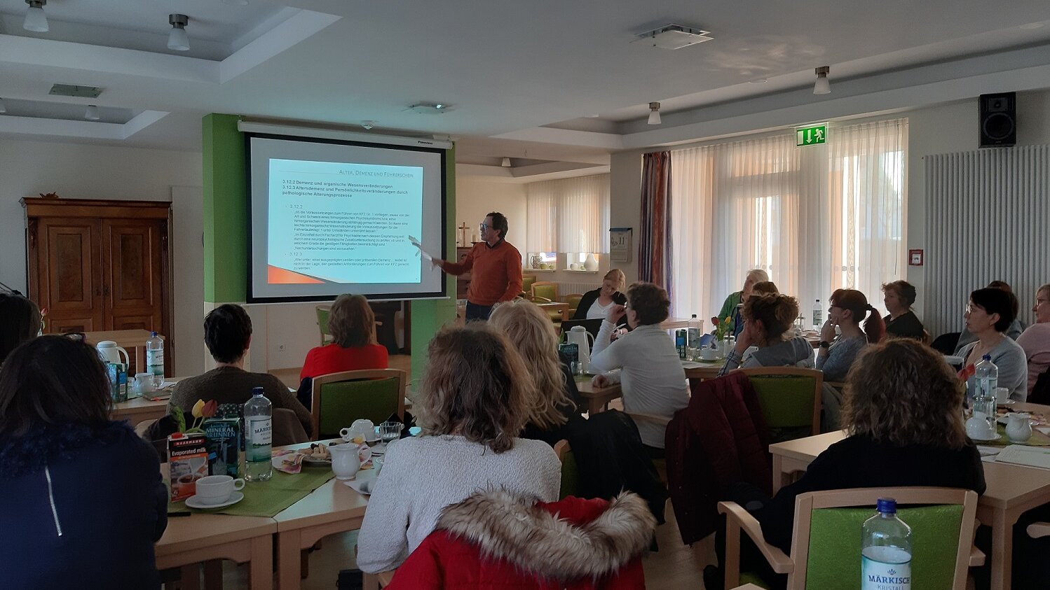 Foto: Teilnehmenden wird eine Präsentation gezeigt