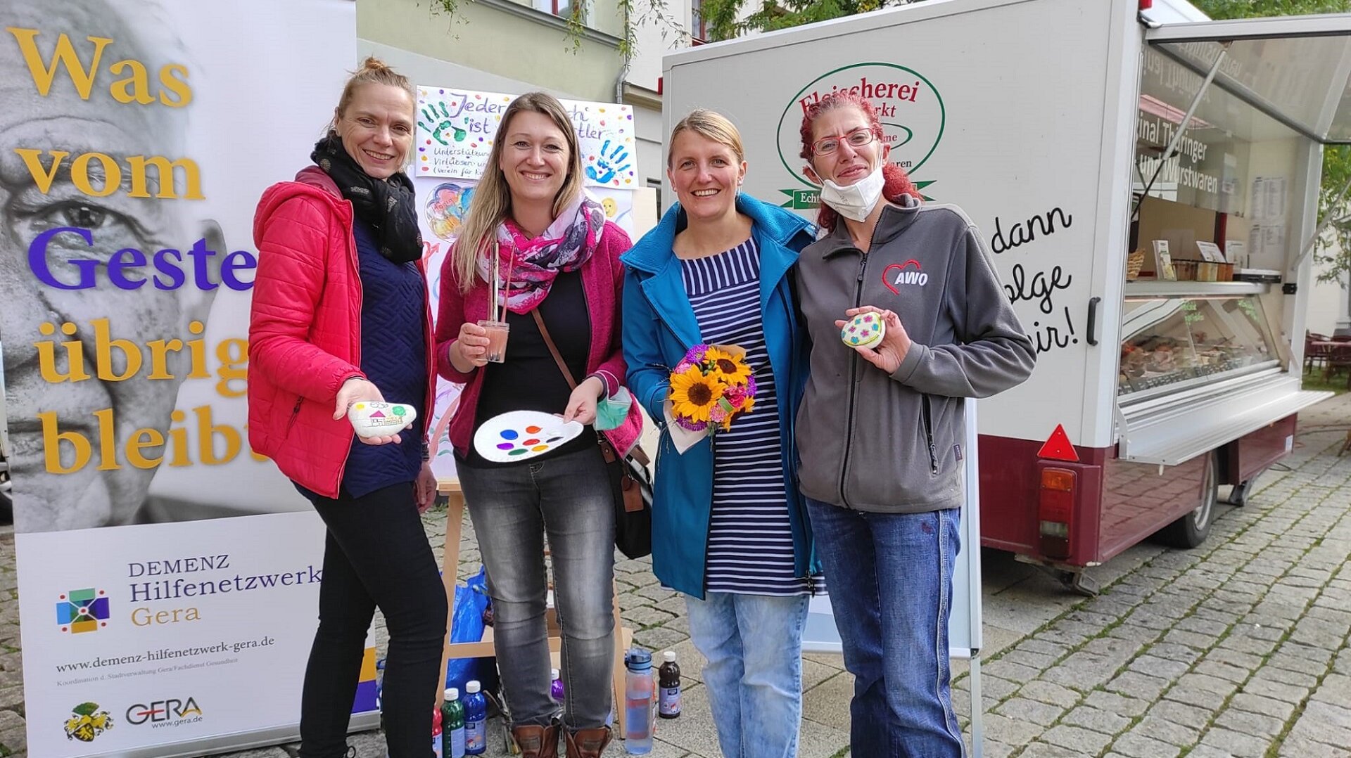 Foto: Beate Malinowsky, Jana Karl, Jule Rada und Antje Pelzel stehen auf dem Marktplatz in Gera. 