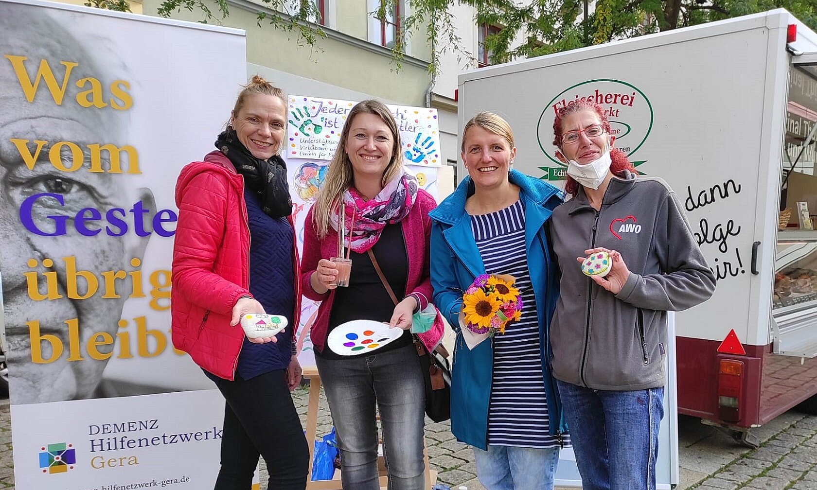 Foto: Beate Malinowsky, Jana Karl, Jule Rada und Antje Pelzel stehen auf dem Marktplatz in Gera. 