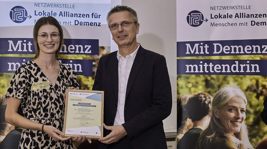 Andreas Schulze überreicht Anna Müldner eine Urkunde