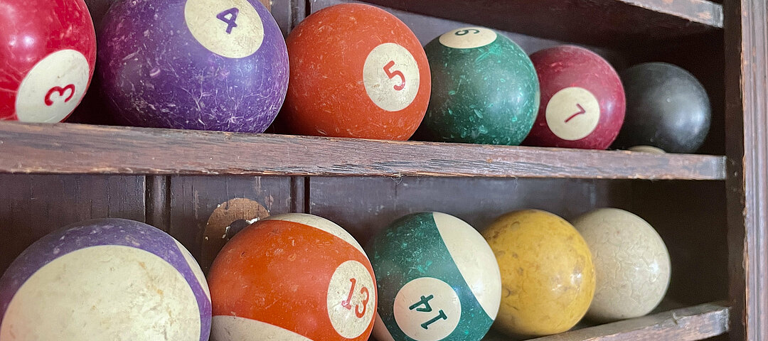 Bunte Billardkugeln in einem Regal