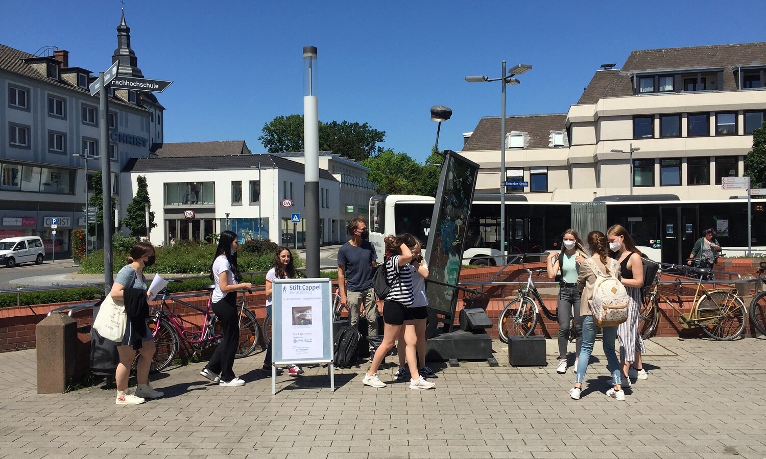 Schülerinnen und Schüler auf einem Platz in Lippstadt