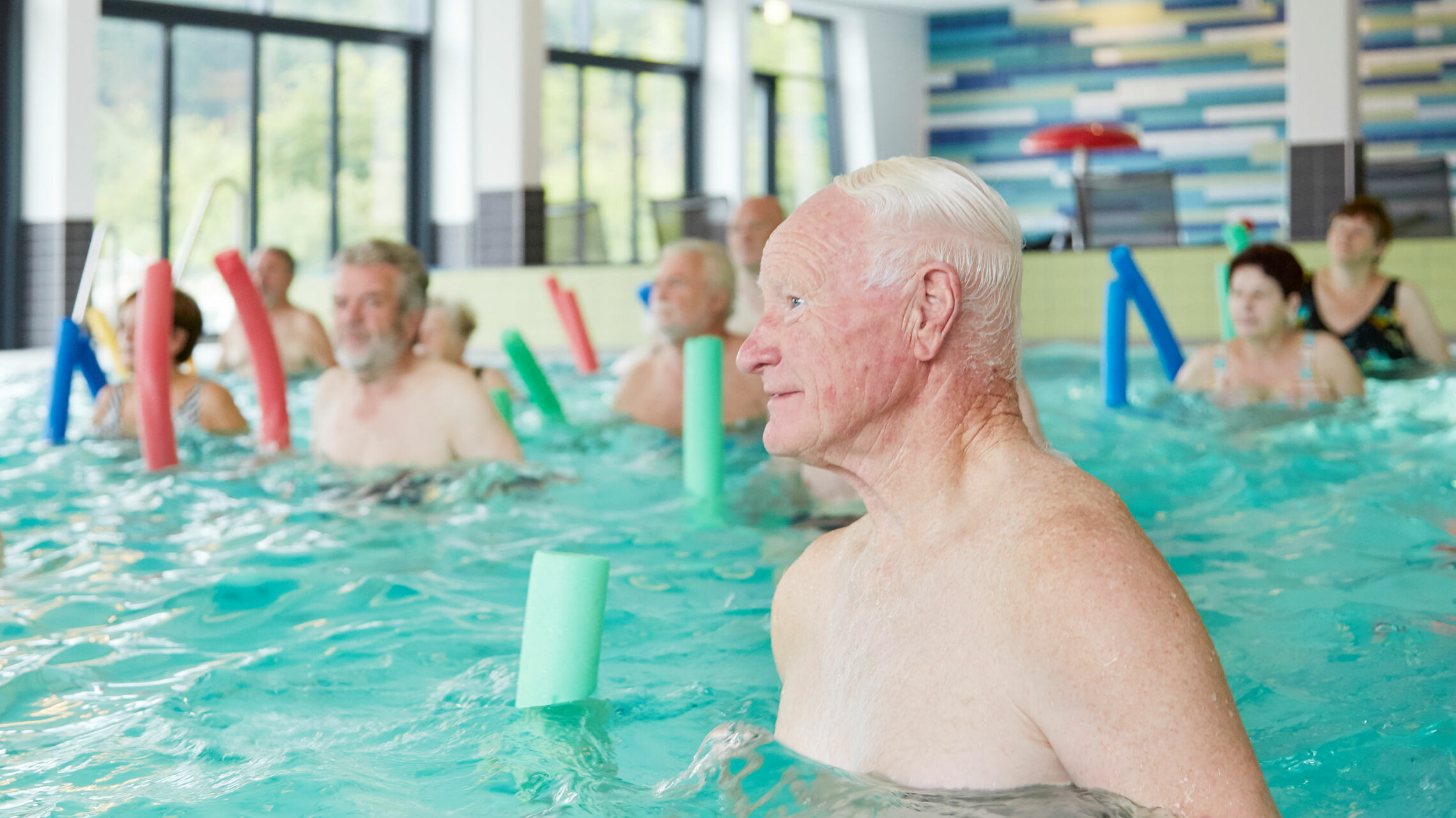 Auf dem Foto sind Senioren im Schwimmbad zu sehen