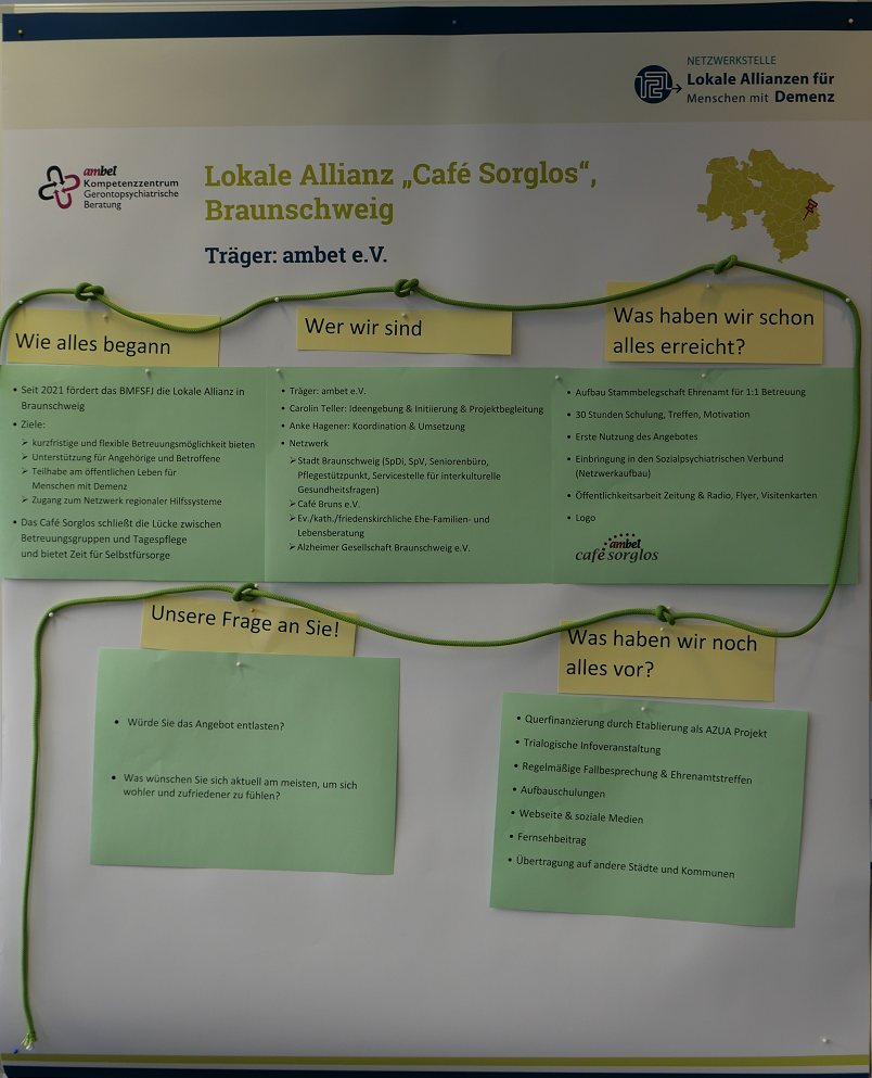 Stellwand der Lokalen Allianz "Café Sorglos" | © BAGSO Foto der Stellwand: Beantwortet werden die Fragen "Wie alles begann", "Wer wir sind", "Was haben wir schon alles erreicht", "Unsere Frage an Sie" und "Was haben wir noch alles vor".