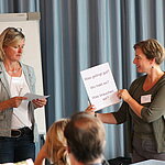 Hier sieht man Frau Adler und Frau Leicht