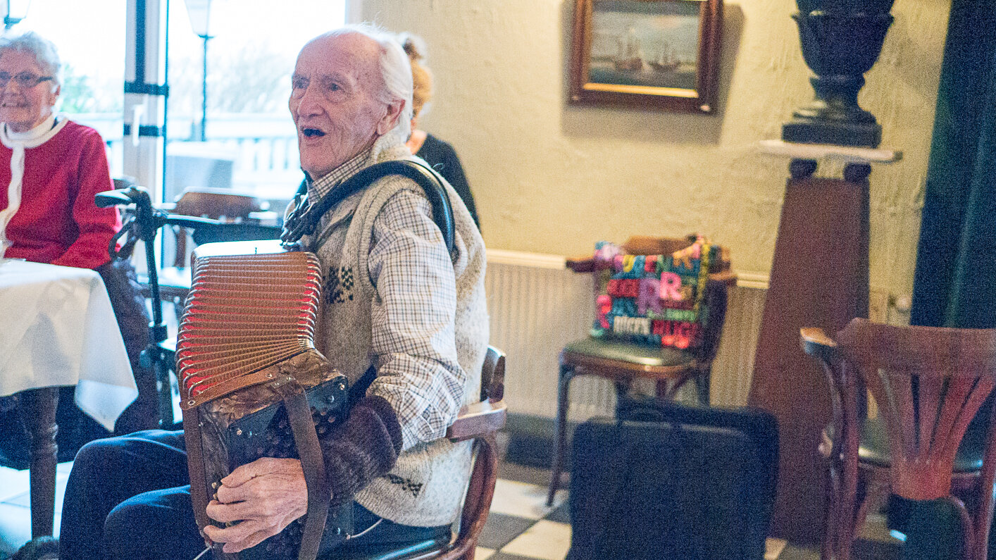 Foto: Ein älterer Mann spielt Ziehharmonika