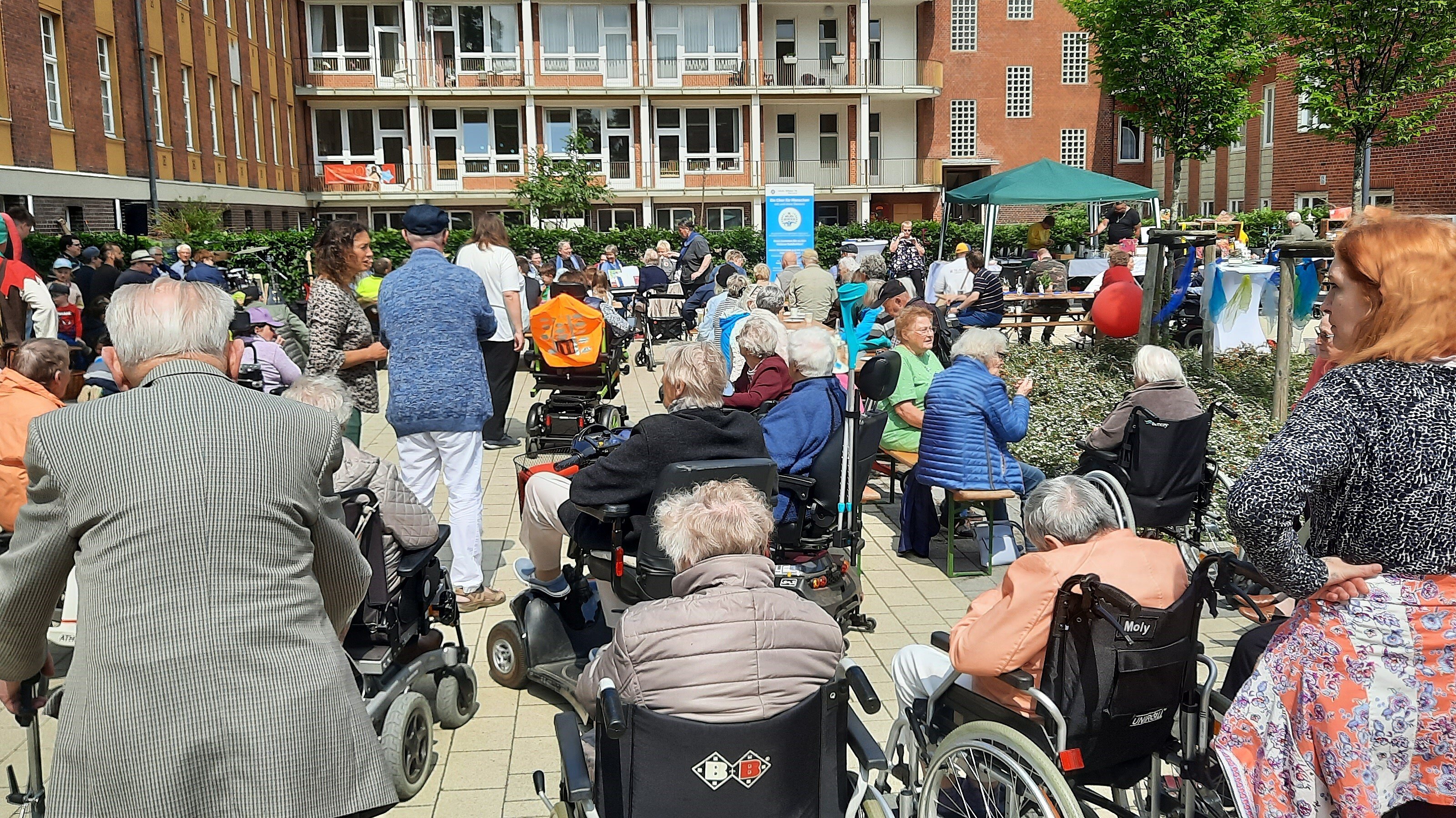 Foto: Viele Menschen bei einem Gemeinsamen Singen der Möllner Goldkehlen