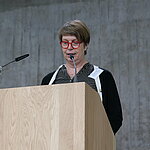 Almuth Fricke hält eine Laudatio