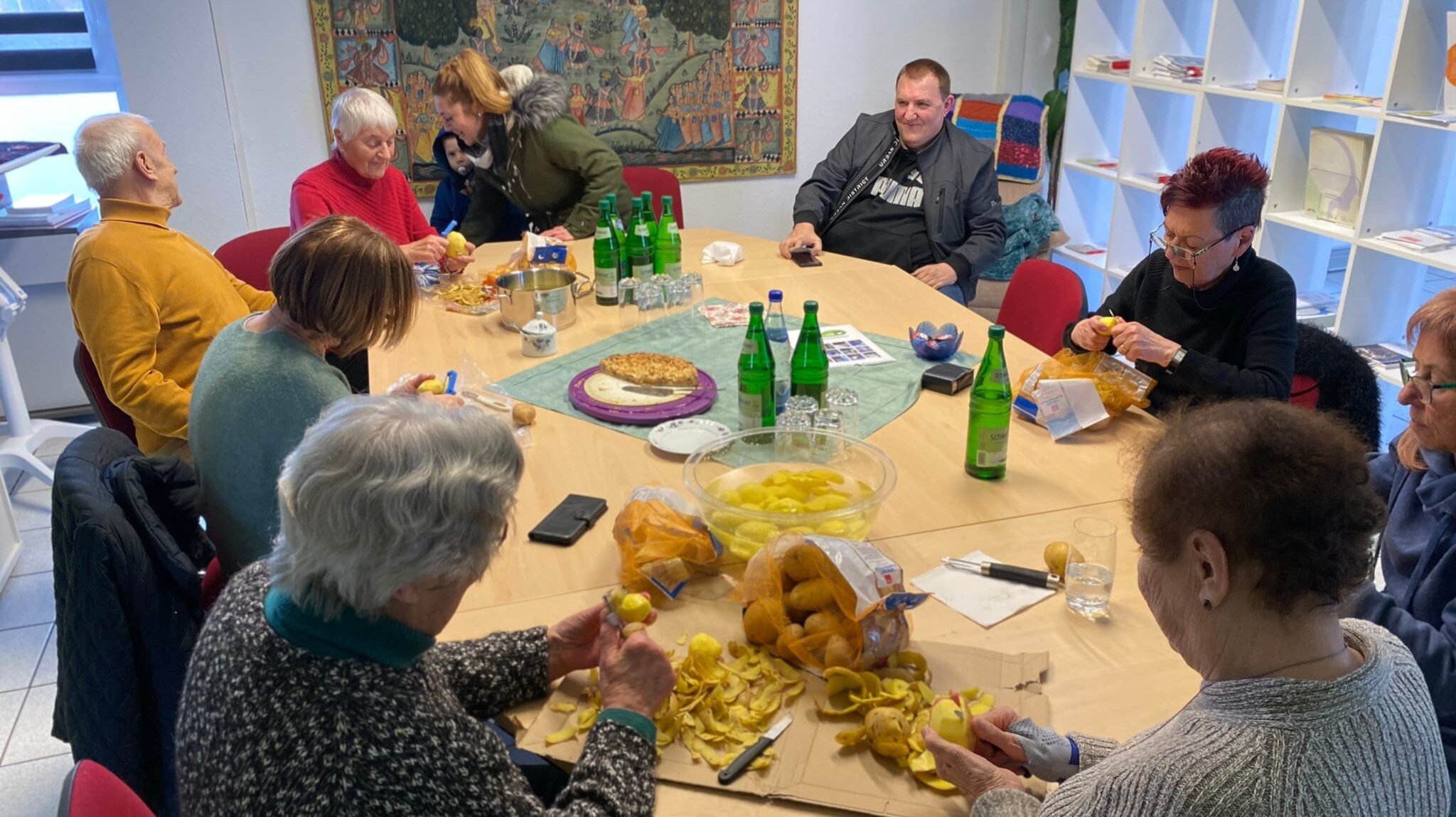 Gemeinsam kochen – gemeinsam wirken: Jung und Alt bereiten gemeinsam eine warme Mahlzeit für den „Kältebus“ zu. Kinder, Jugendliche, Menschen mit Demenz und Senior*innen erleben dabei gelebte Teilhabe, Zusammenhalt und Solidarität.
