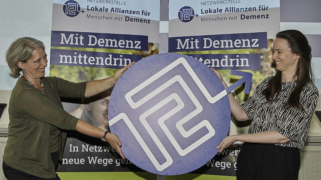 Silke Leicht übergibt das Labyrinth-Symbol an Nadine Gold