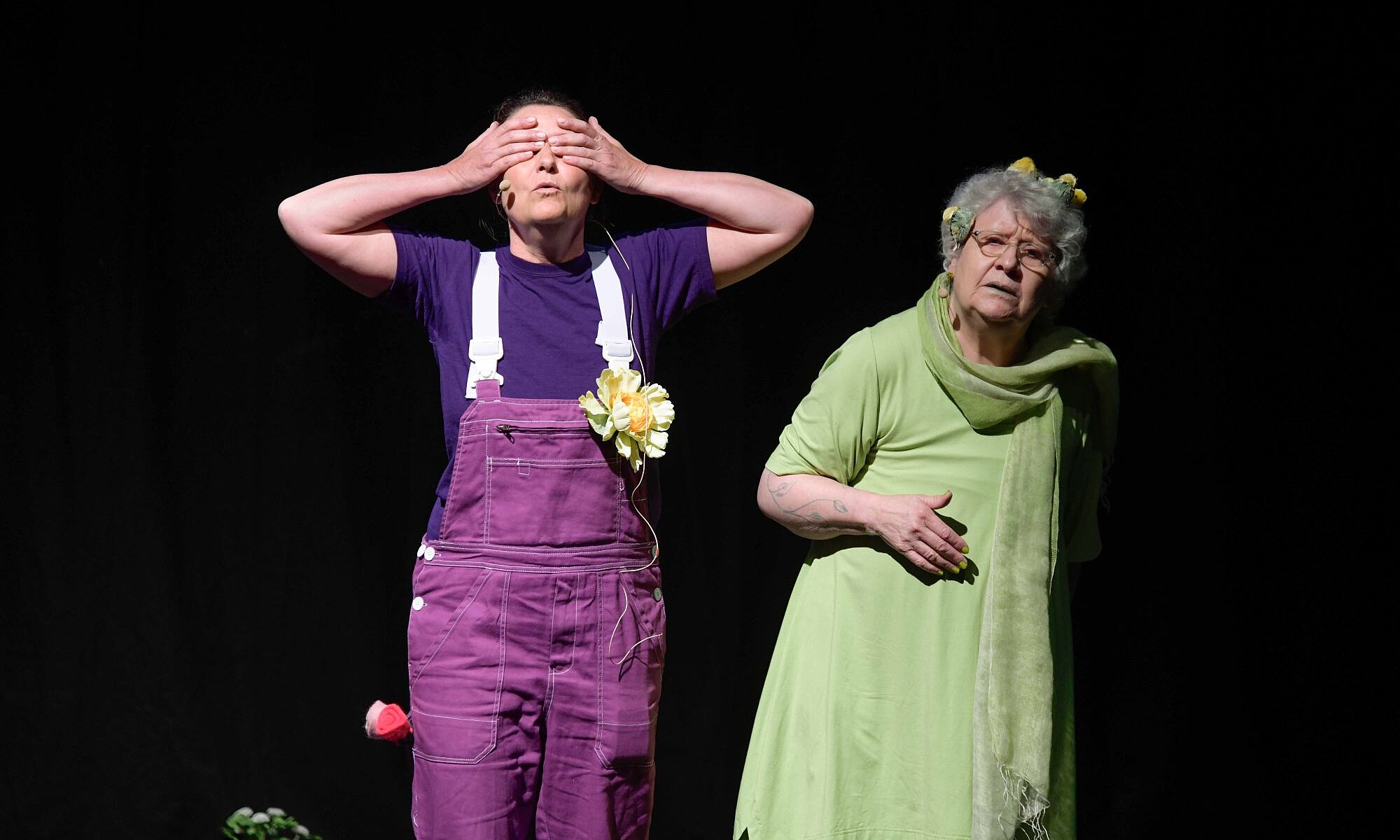 Theater Demenzionen: „Von einer, die auszog, Abenteuer zu erleben“ | © BAGSO/Barajas Auf dem Bild sind zwei Frauen abgebildet