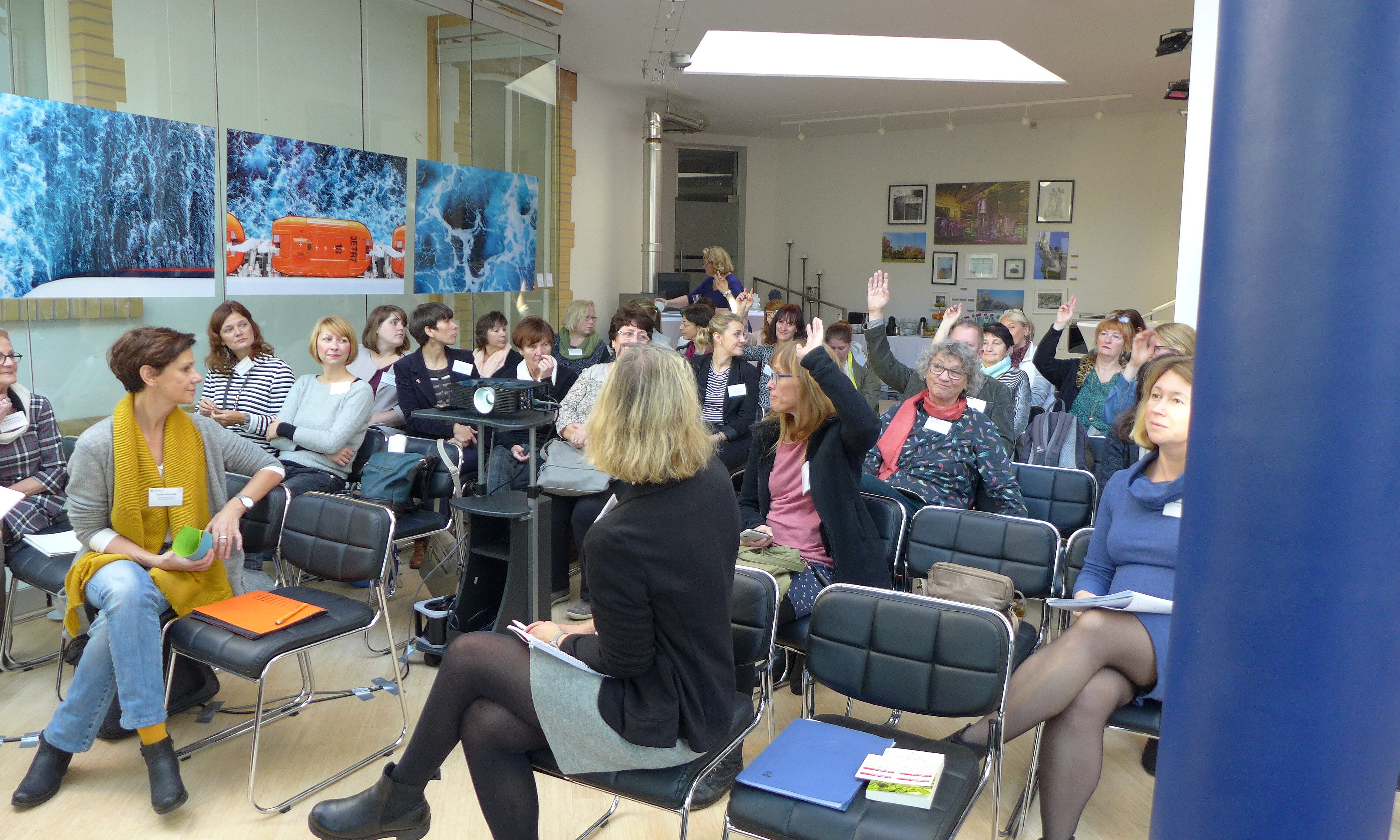 Teilnehmende des Vernetzungstages im Plenum | © BAGSO Auf diesem Bild sind die Teilnehmer der Veranstaltung zu sehen.