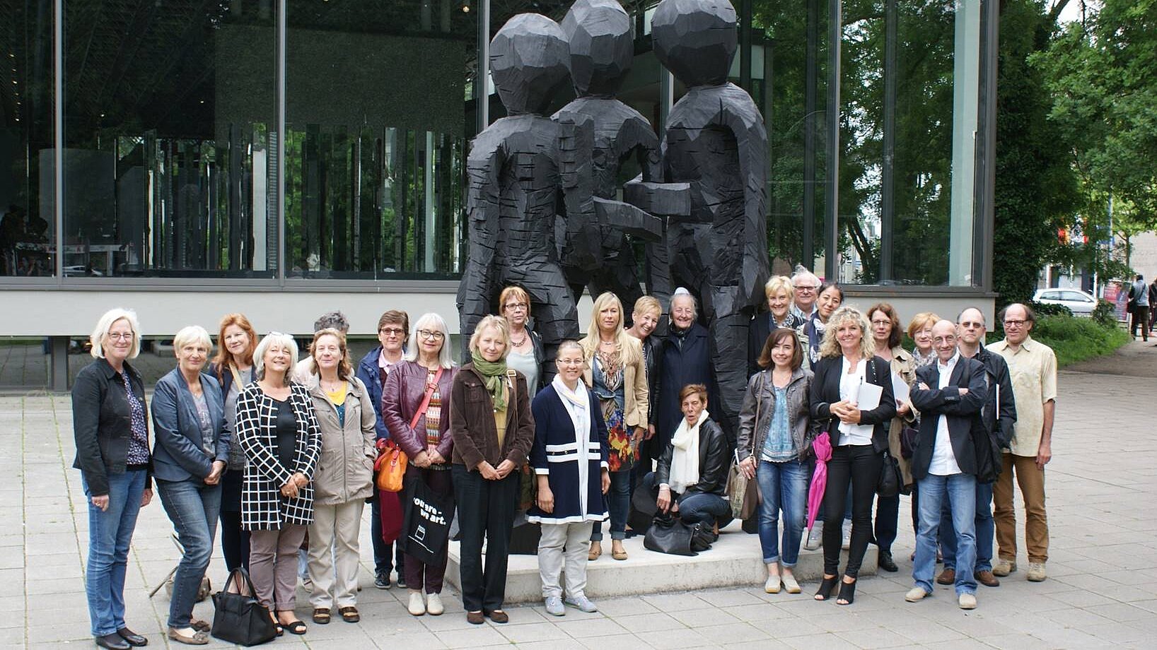 Foto: Eine Gruppe von Menschen (Kulturbegleitern) steht vor dem Lehmbruck Museum 