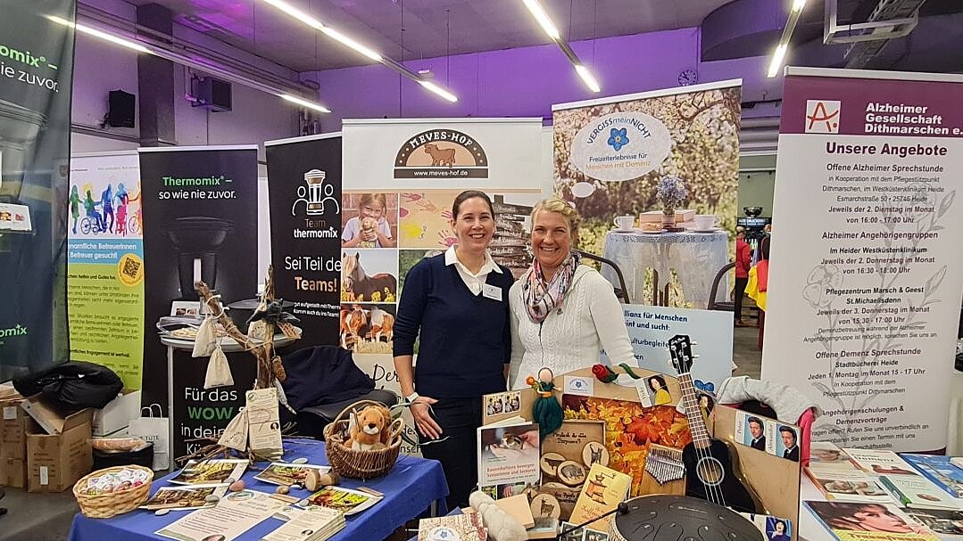 Oktober 2026: Karin Hees und Urte Meves am Messestand Care4me-Gesundheitsmesse in Heide Karin Hees und Urte Meves am Messestand Care4me-Gesundheitsmess in Heide