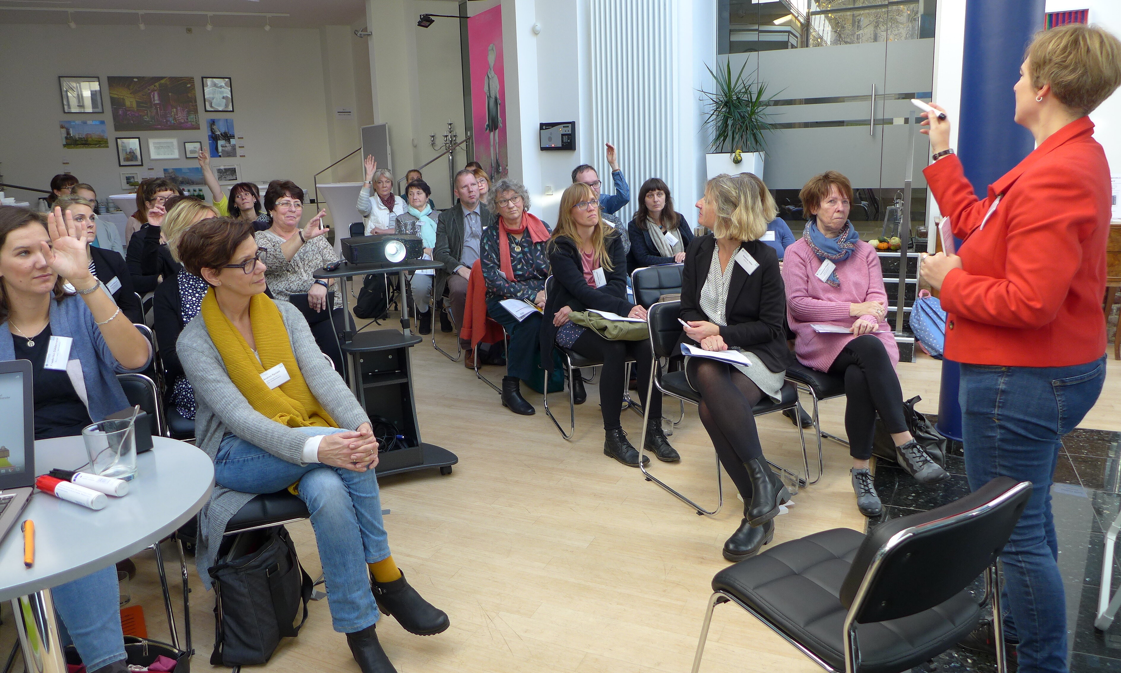 Teilnehmende des Vernetzungstages im Plenum | © BAGSO Das Bild zeigt Frau Leicht und die Teilnehmer der Veranstaltung