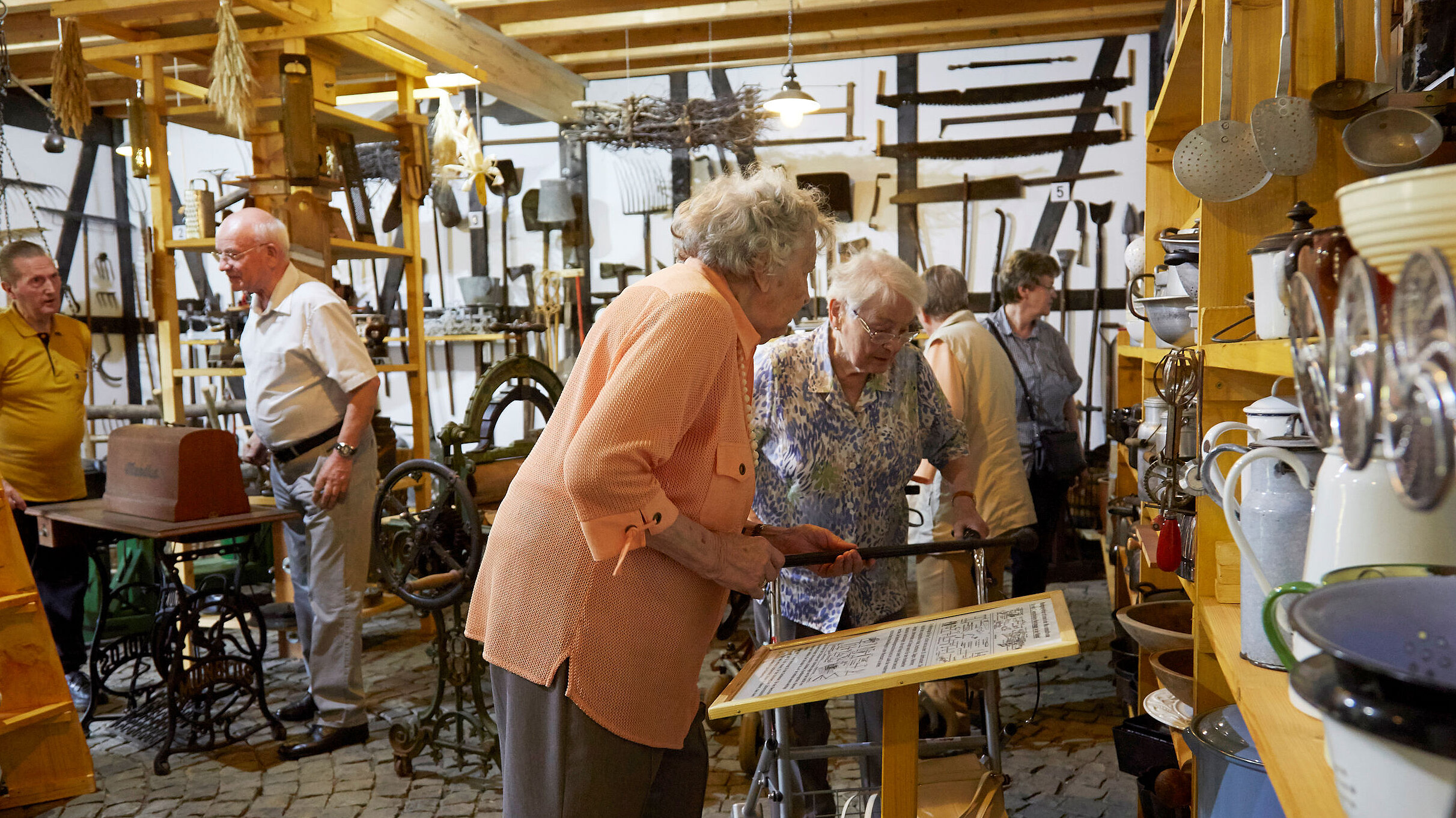 Auf dem Foto sind mehrere Senioren in einem Museum zu sehen