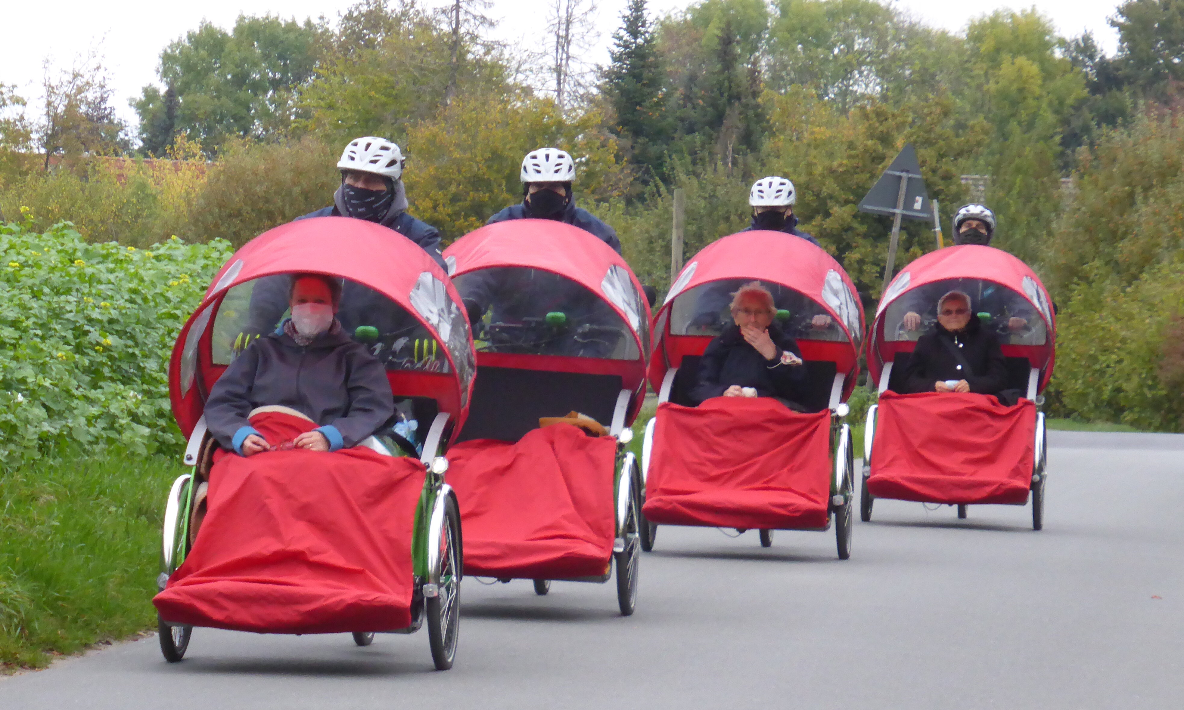 Personen, die in Rikschas gefahren werden.