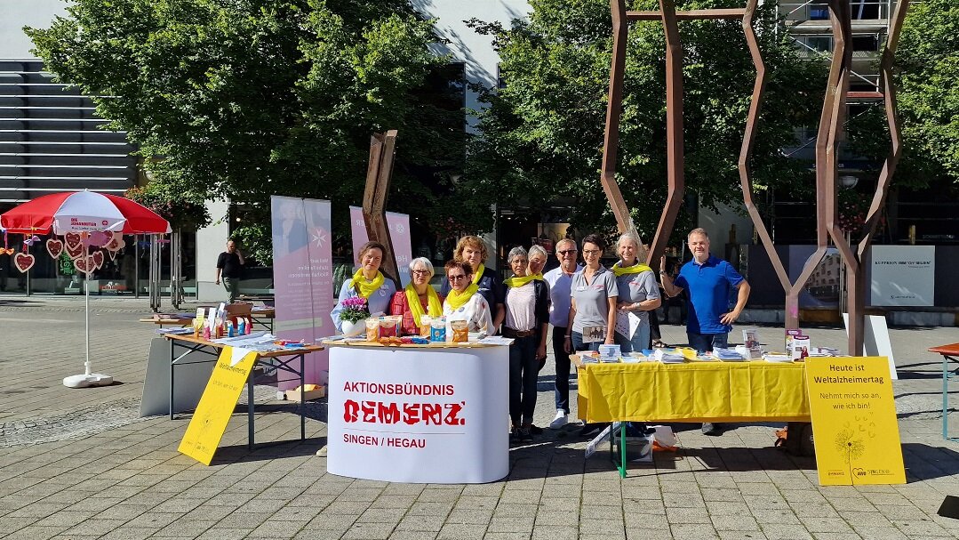 Zu sehen sind die Mitglieder des Aktionsbündnisses Demenz Singen/Hegau an einem Stand zum Weltalzheimertag