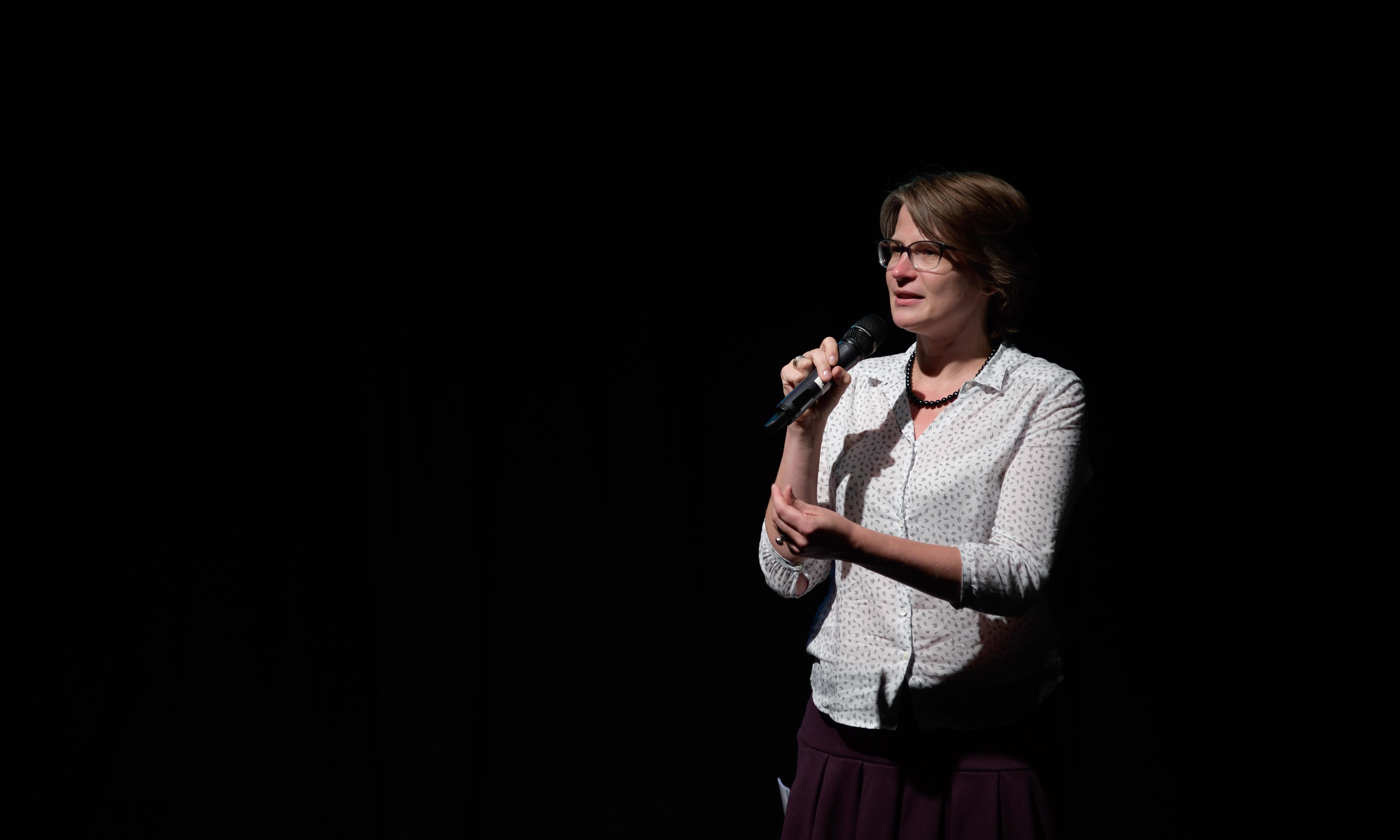 Jessica Höhn, Theater Demenzionen, Köln | © BAGSO/Barajas Das Bild zeigt eine Frau mit einem Mikrofon in der Hand