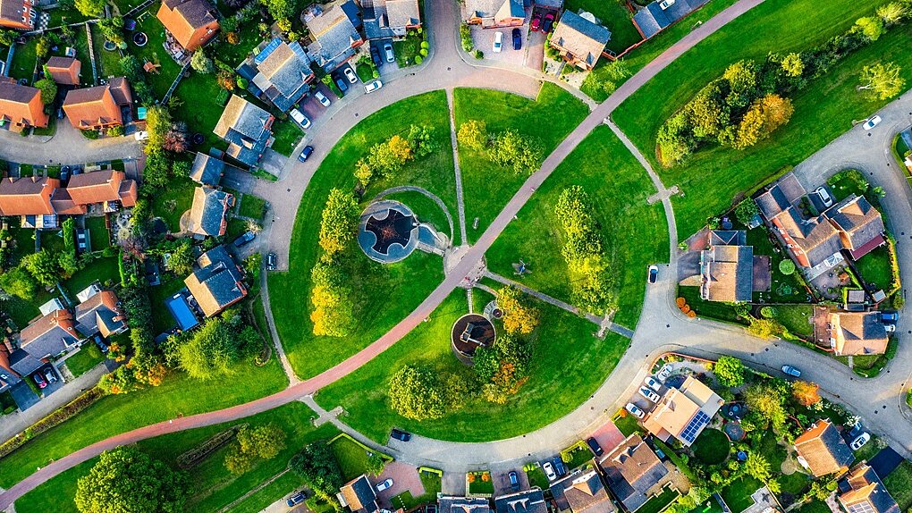 Luftbild eines Ortes von oben