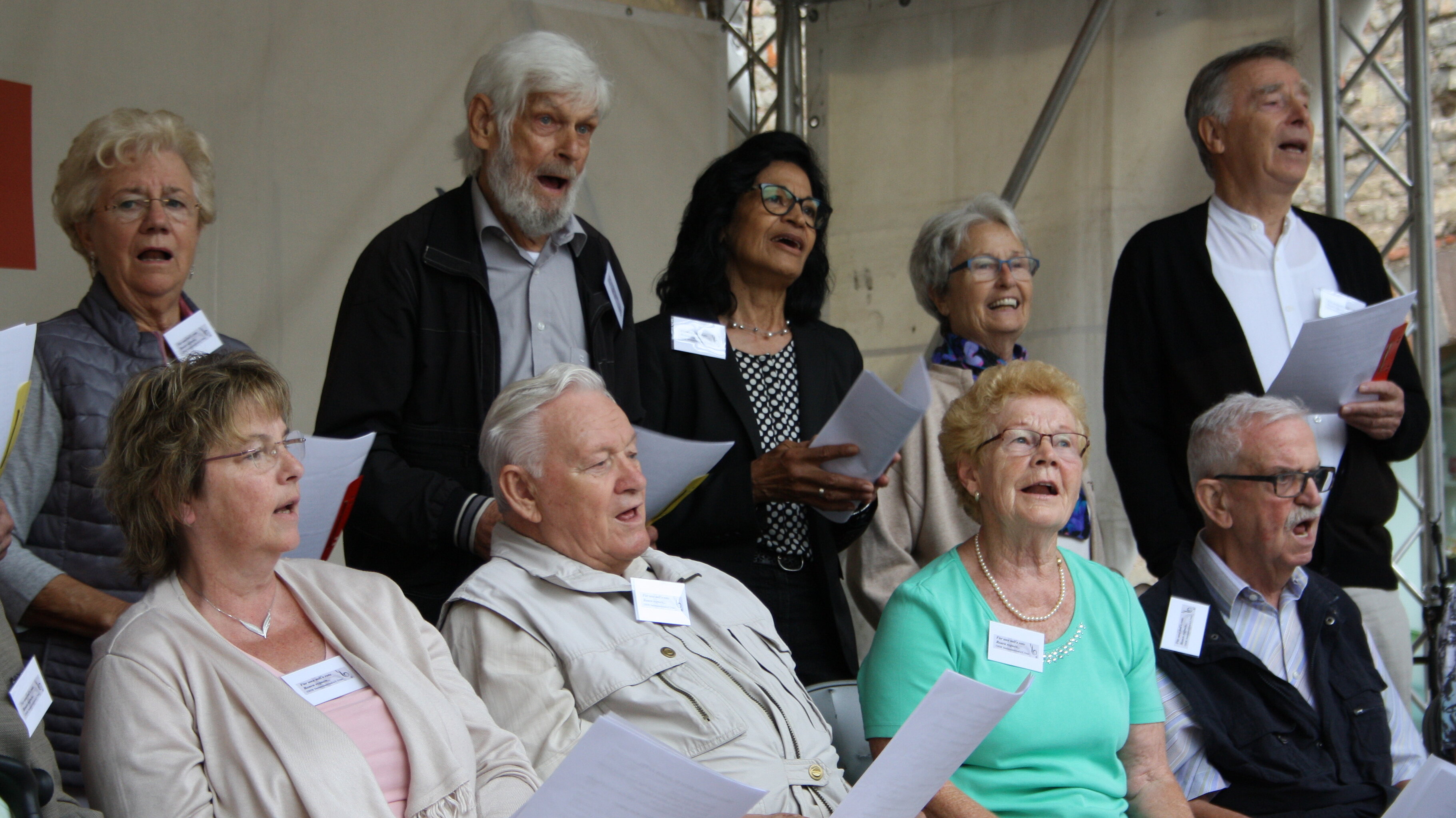 Foto: Eine Gruppe von Sängerinnen und Sängern auf der Bühne