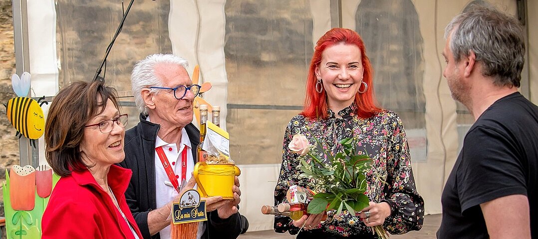 Foto: Ehepaar Stritter und Sarah Straub bekommen Blumen und ein Präsent überreicht