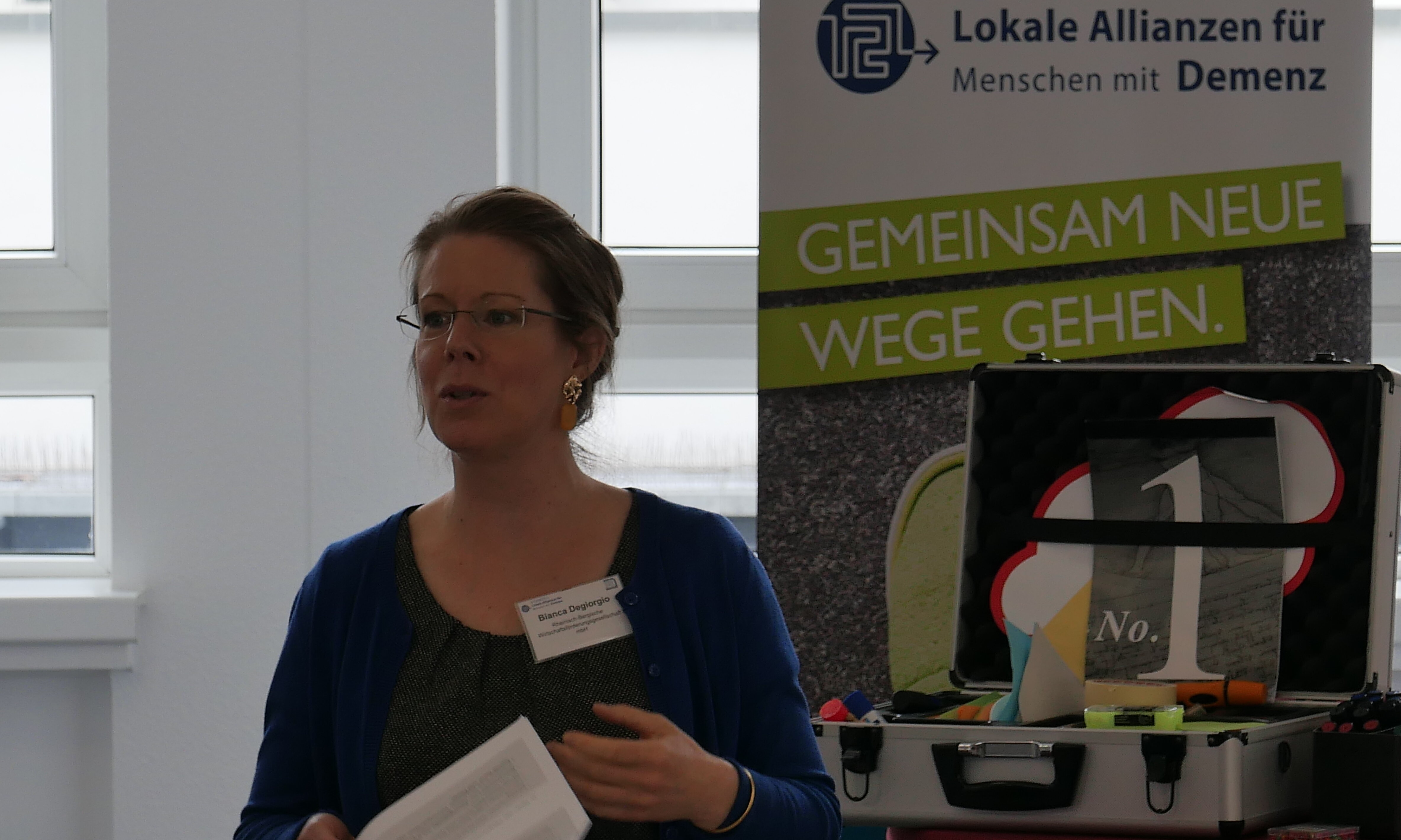 Auf diesem Foto hält Frau Degiorgio von der Rheinisch-Bergischen Wirtschaftsförderungsgesellschaft einen Vortrag